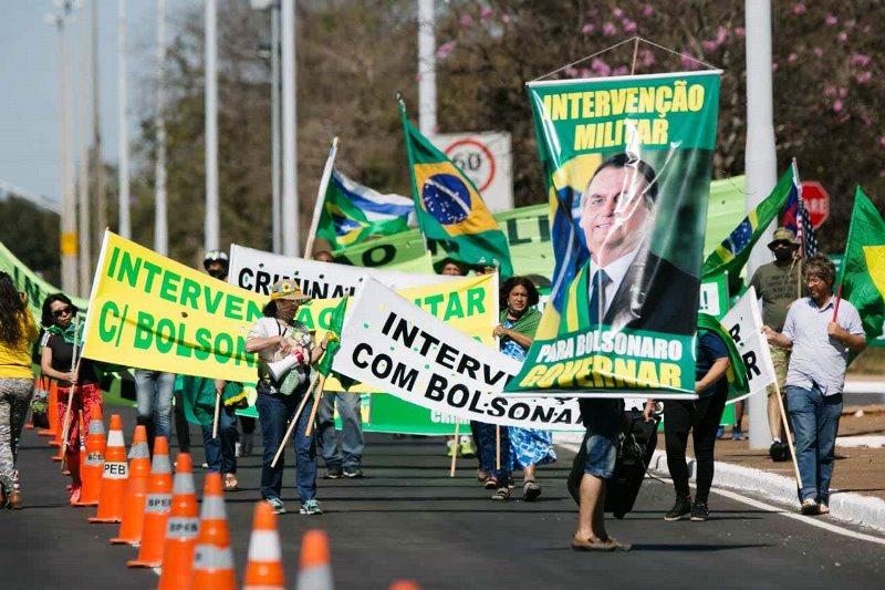 Ato antidemocrático em frente ao QG do Exército pede intervenção militar