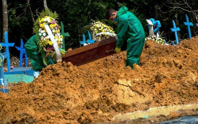 Brasil tem 1.300 mortes por Covid-19 em 24 horas e chega em 1,9 milhão de casos