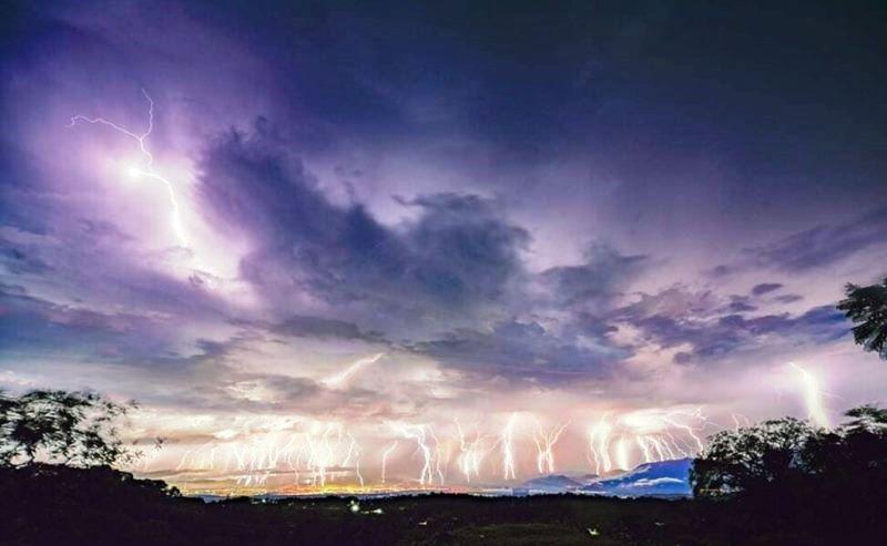 Fotógrafo registra 42 raios numa só foto no méxico