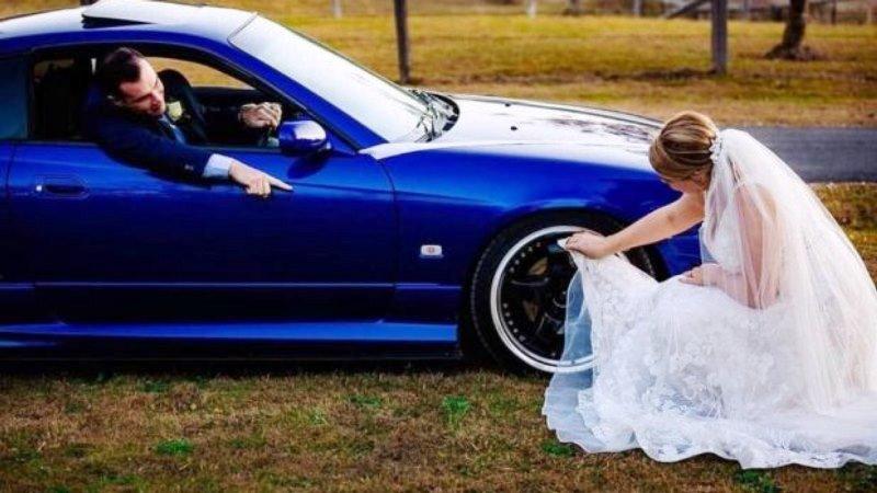 Mulher é criticada por limpar carro do marido com barra do vestido de noiva