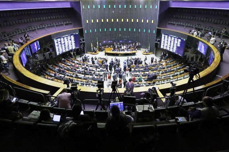 Enquanto 9 milhões têm salário cortado, deputados e senadores recebem antecipação de metade do 13º