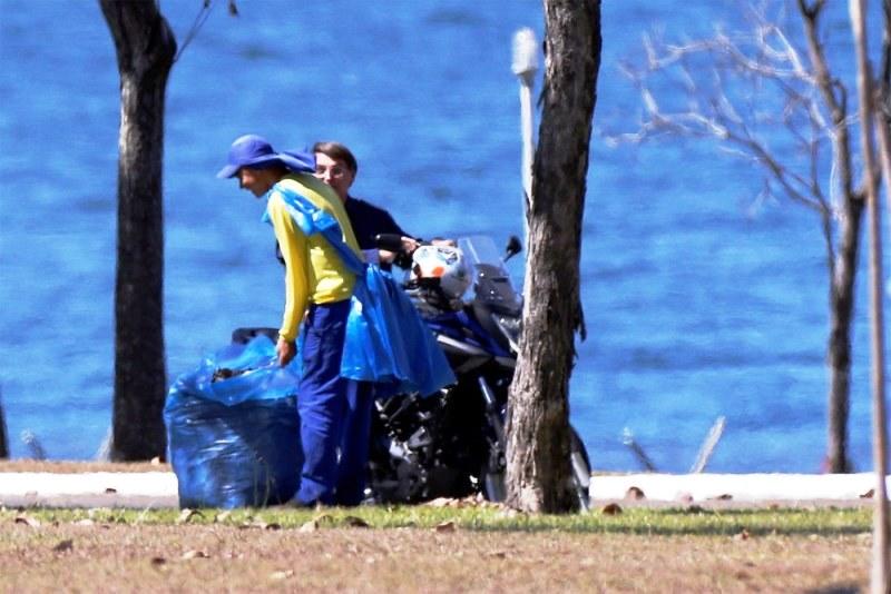 Bolsonaro diz que teste de coronavírus deu negativo e passeia de moto por Brasília