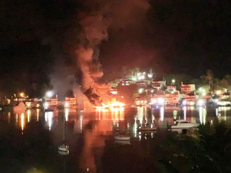 Cinco embarcações pegam fogo em condomínio em Angra dos Reis