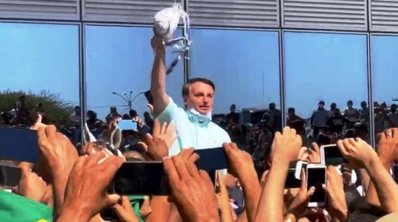 Bolsonaro fica sem máscara em aglomeração