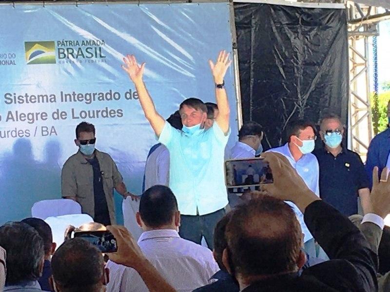 Bolsonaro fica sem máscara em aglomeração