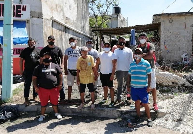 Morador de rua pede comida e recebe arroz com ração de cachorro