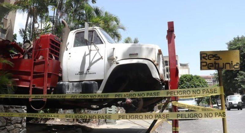 Moradores cavam poços em busca de água em prédios residenciais na Venezuela