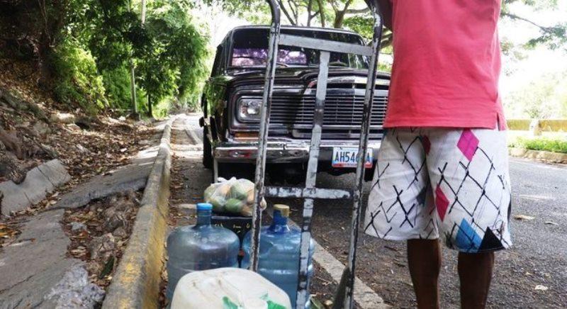 Moradores cavam poços em busca de água em prédios residenciais na Venezuela