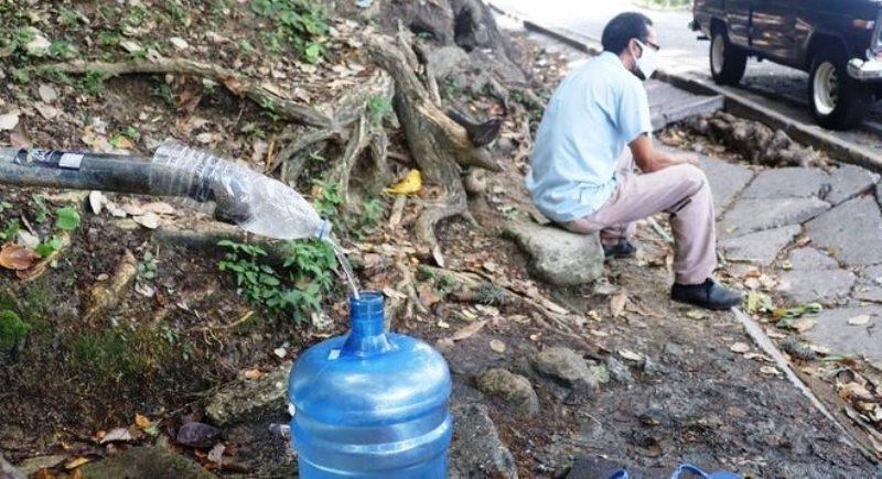 Moradores cavam poços em busca de água em prédios residenciais na Venezuela