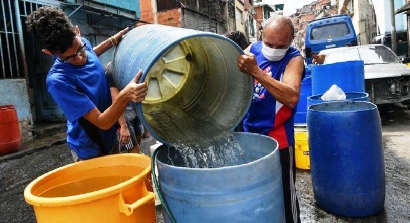 Moradores cavam poços em busca de água em prédios residenciais na Venezuela