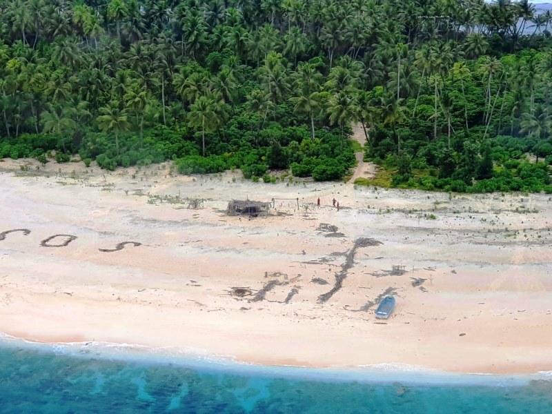 Homens são resgatados de ilha do Pacífico após escreverem 'SOS' na areia