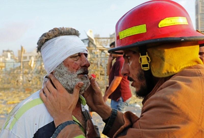 Grande explosão atinge área portuária de Beirute; governo cita ao menos 25 mortos