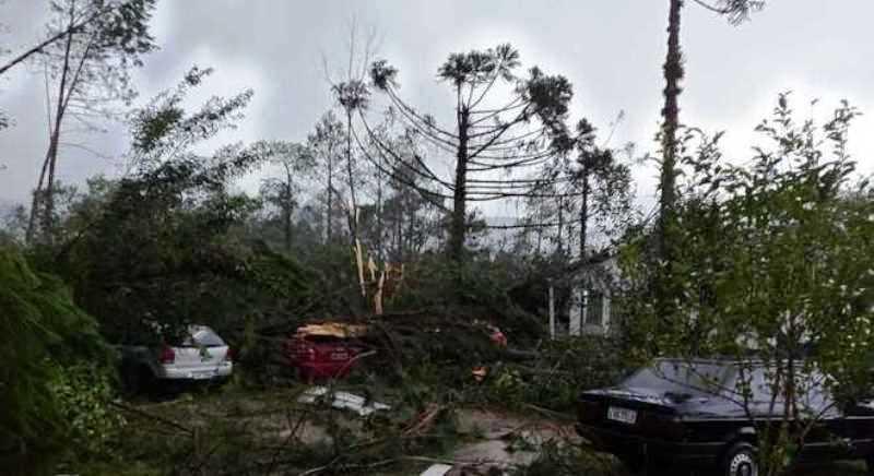 Tornado deixa 16 feridos e mais de 800 desabrigados em Santa Catarina