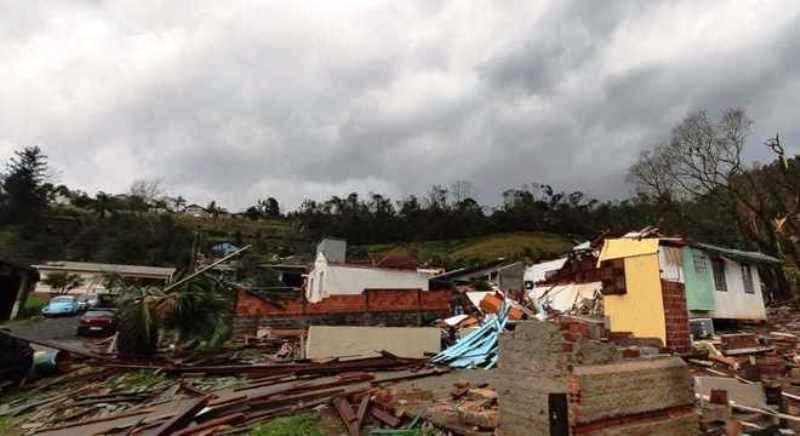 Tornado deixa 16 feridos e mais de 800 desabrigados em Santa Catarina