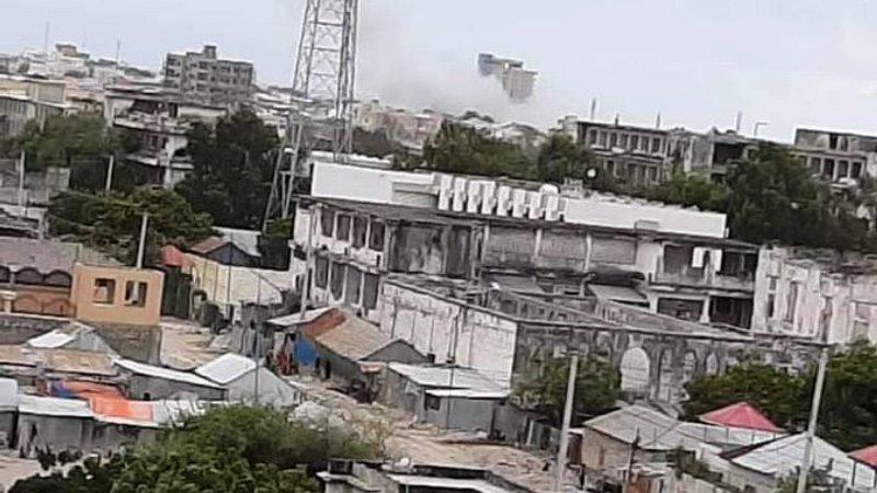 Explosão de carro-bomba e invasão em hotel deixa mortos na Somália