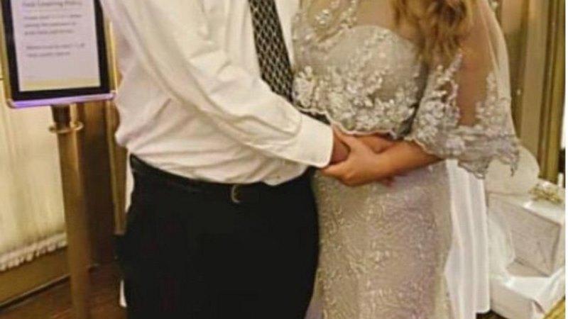 Madrasta vai com vestido branco no casamento da enteada e ofusca a noiva