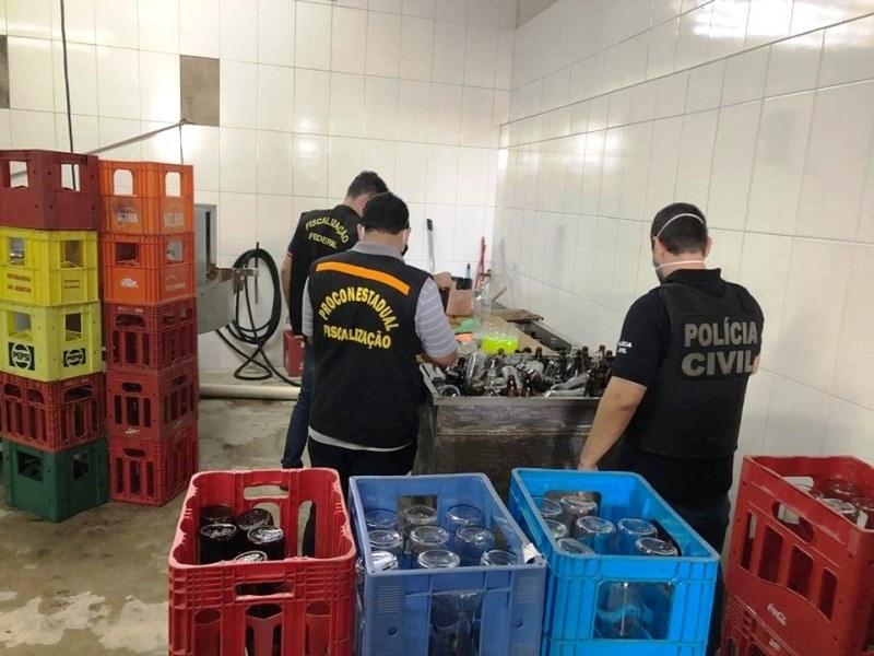 Apreendidos cerca de 30 mil litros de cachaça em fábrica clandestina