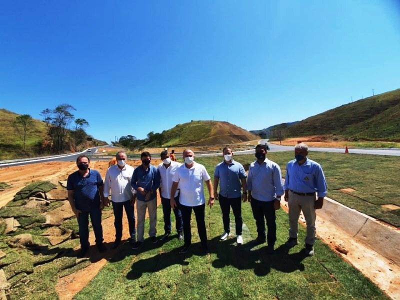 Casagrande visita obras rodoviárias e hospital no sul do Espírito Santo