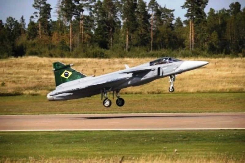 Primeiro caça Gripen já está a caminho do Brasil e será apresentado no DF