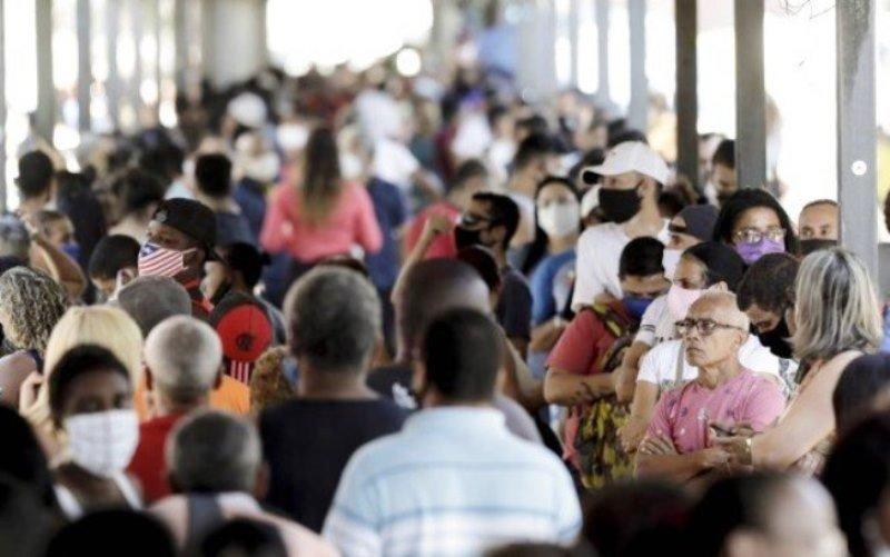 Trabalhadores nascidos em abril recebem nova parcela nesta quarta-feira (9)