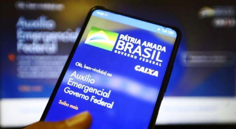 Mais 5,6 milhões recebem novas parcelas do auxílio nesta sexta-feira (18)