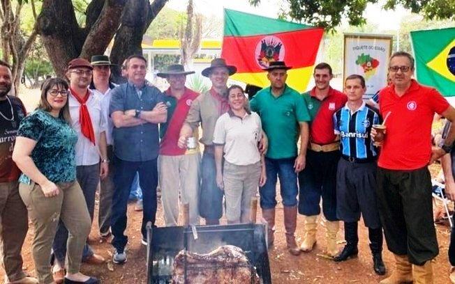 Sem máscara, Bolsonaro vai a churrasco com aglomeração e comemora Dia do Gaúcho