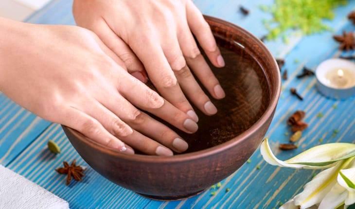 Como clarear unhas amareladas pelo esmalte?