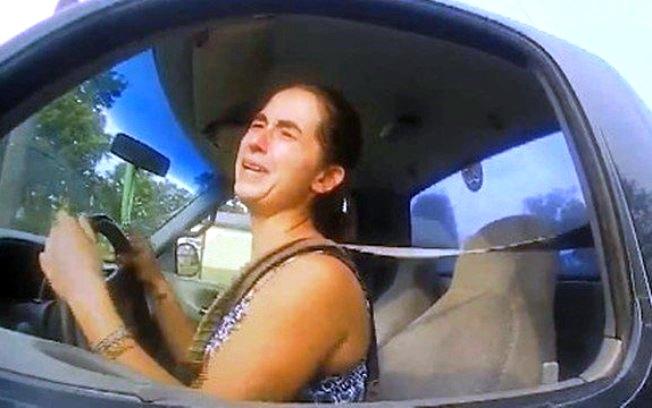 “Muita vontade de fazer cocô”, justifica mulher perseguida por correr a 115 km/h