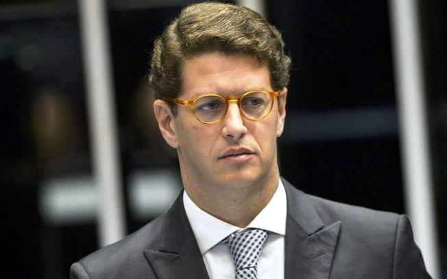 Ministro Ricardo Salles aprova extinção de regras que protegiam manguezais e restingas