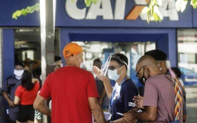 Auxílio emergencial de R$ 300 começa nesta quarta, com público menor; veja datas