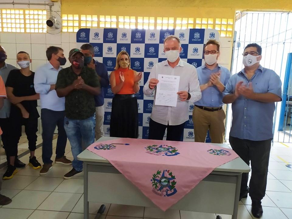 Casagrande assina Ordem de Serviço de escola e visita leitos de Covid-19 em Cachoeiro de Itapemirim