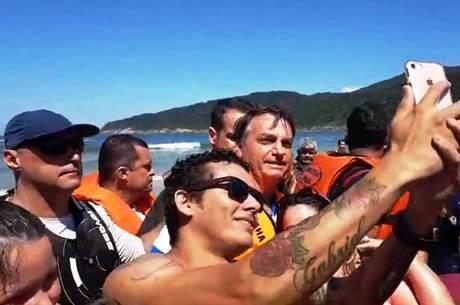 Bolsonaro passeia na praia do Guarujá e posa ao lado de apoiadores