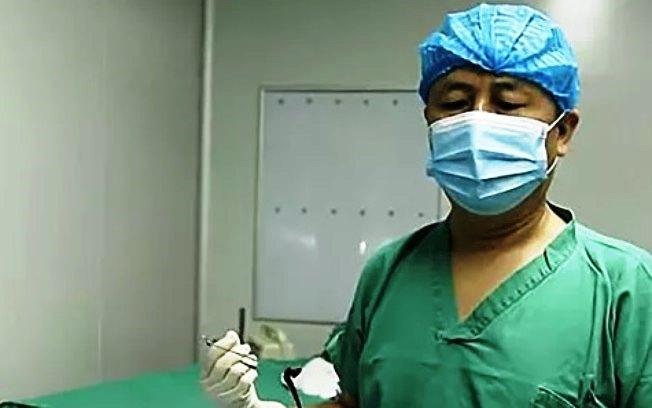 Médicos removem sanguessuga gigante da cabeça de criança na China