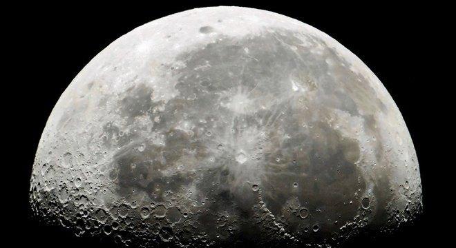 Nasa anuncia a descoberta de água na superfície da Lua