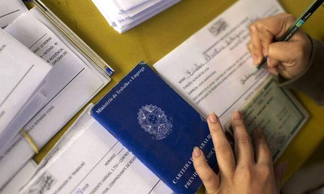 Desemprego acelera e atinge recorde de 14,4% no trimestre encerrado em agosto