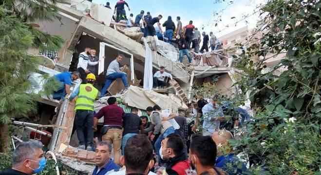 Chega a 14 número de mortos na Turquia e Grécia após terremoto