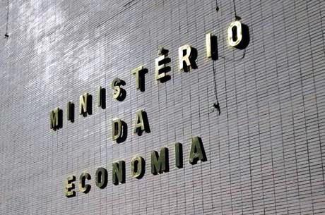 Governo autoriza volta de servidores ao trabalho presencial