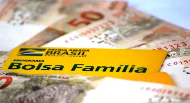 Beneficiários do Bolsa Família recebem parcela de R$ 300 nesta terça-feira (17)