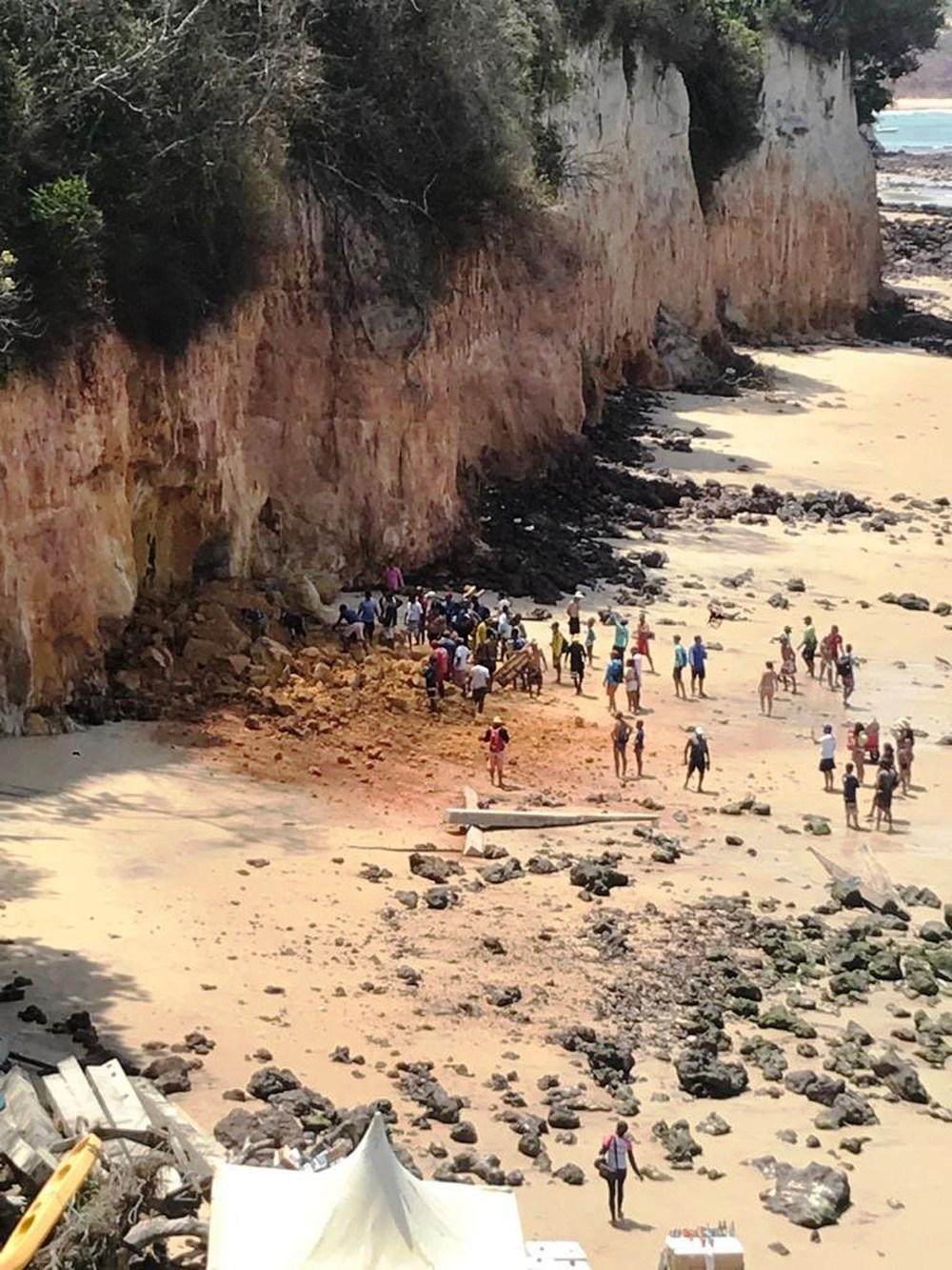 Parte de falésia desaba e deixa 3 mortos de uma mesma família