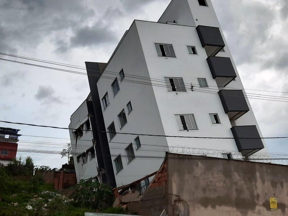 Prédio tomba e afeta casas ao redor; 15 famílias ficam desalojadas