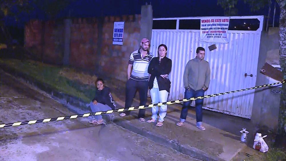 Prédio tomba e afeta casas ao redor; 15 famílias ficam desalojadas