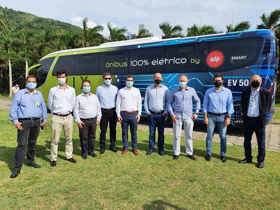 Governador do ES faz viagem no primeiro ônibus rodoviário elétrico do País