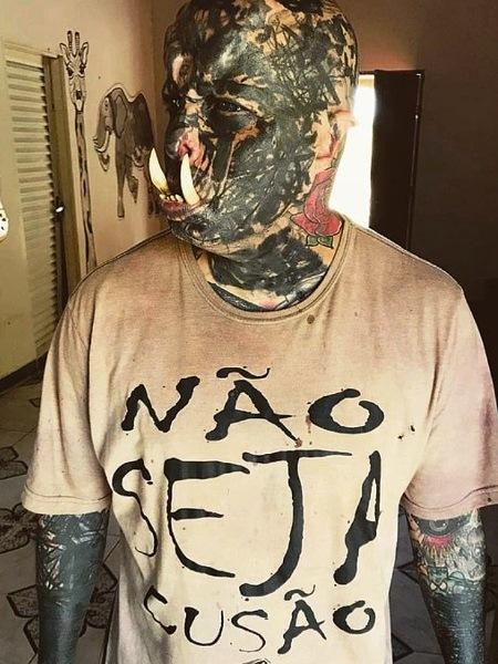 Tatuador brasileiro gasta quase R$ 3 mil para colocar presas e virar 'orc'