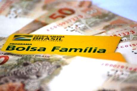 Caixa paga auxílio de R$ 300 a beneficiários do Bolsa Família