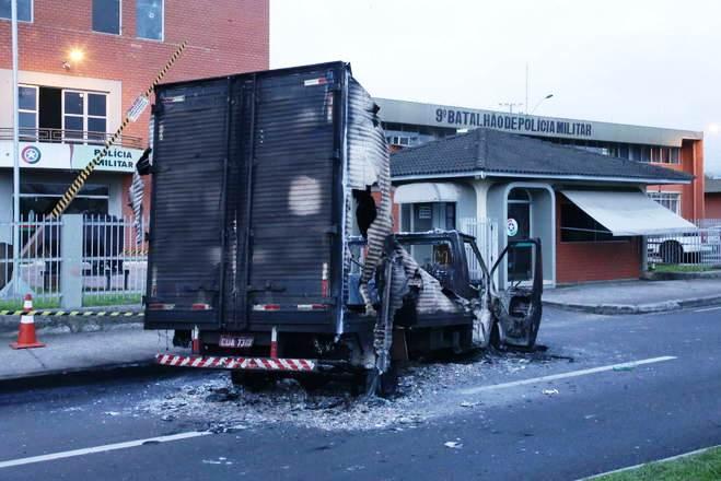 Polícia encontra 10 carros abandonados por quadrilha, em Criciúma (SC)