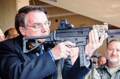 Bolsonaro comemora redução de impostos sobre armas importadas