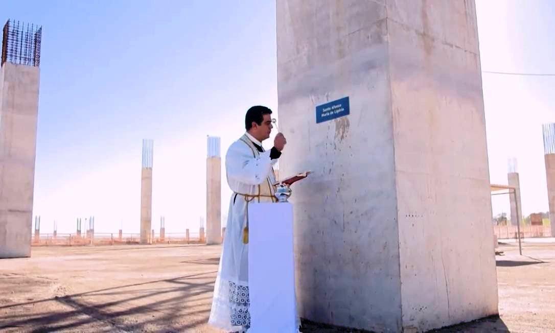 Padre celebridade desviava doações de fiéis para compra de casas para parentes, diz MP