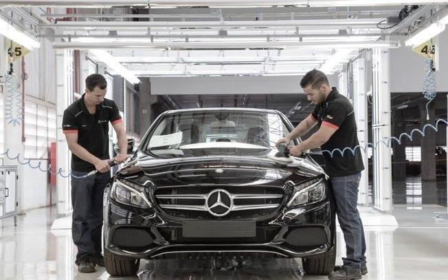 Mercedes fecha fábrica e encerra produção de automóveis no Brasil