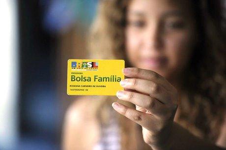 Última parcela do auxílio é paga a 1,6 mi de membros do Bolsa Família, nesta sexta-feira (18)