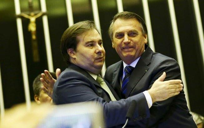 Bolsonaro culpa Maia por Bolsa Família não ter 13º; 